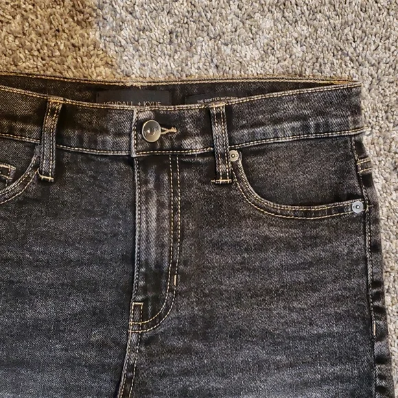 Kendall & Kylie Jean Shorts - Picture 3 of 6